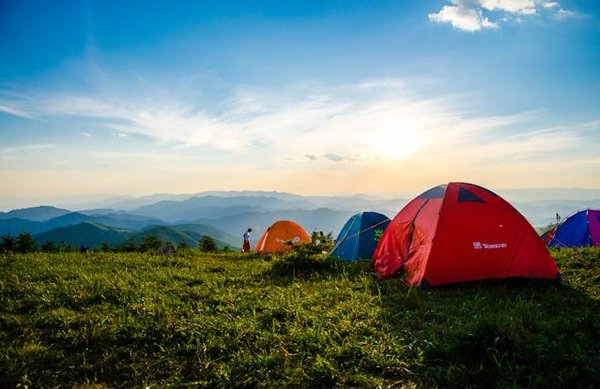 Quels sont les meilleurs conseils pour un camping minimaliste en montagne?